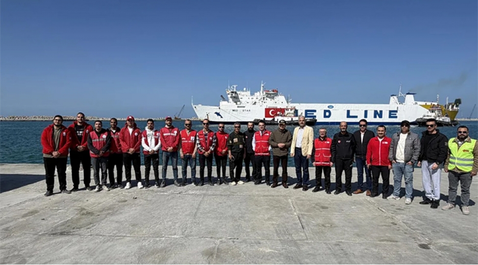 turkiyenin-qezzaya-humanitar-yardim-aparan-gemisi-misire-chatib