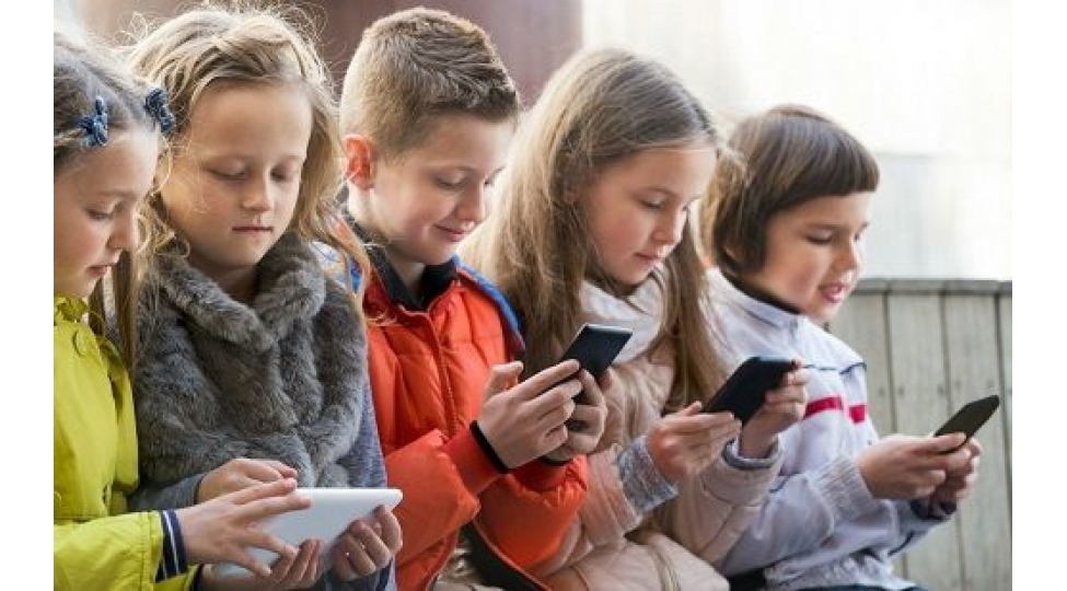 gunun-aktual-problemi-reqemsal-muhitde-ushaqlarin-qorunmasi