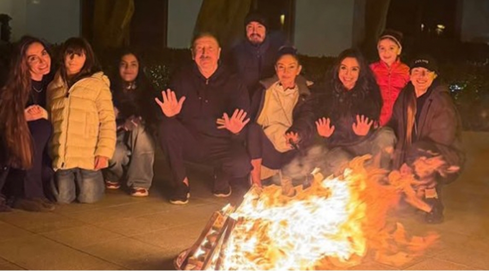 prezident-ailesi-ile-tonqal-etrafinda