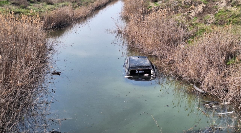 sert-dongede-idareetmeden-chixan-avtomobil-su-kanalina-ashib