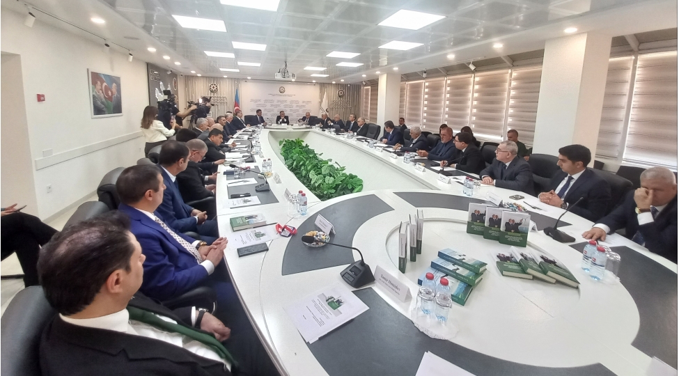 azerbaycan-respublikasinin-enerji-tehlukesizliyi-siyaseti-enenevi-enerjiden-yashil-enerjiye-kechid-monoqrafiyasinin-teqdimati-kechirilib