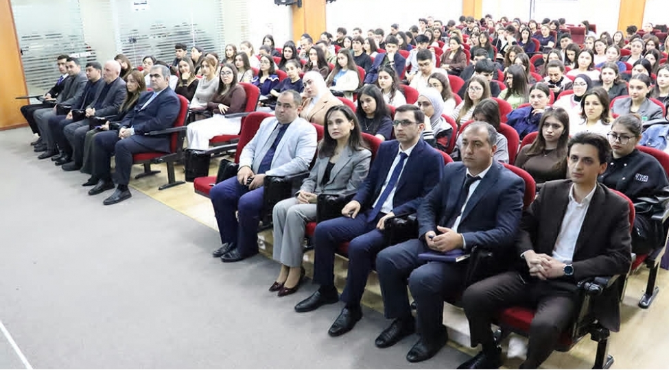 edliyye-nazirliyi-azerbaycan-universitetinde-infosessiya-kechirib