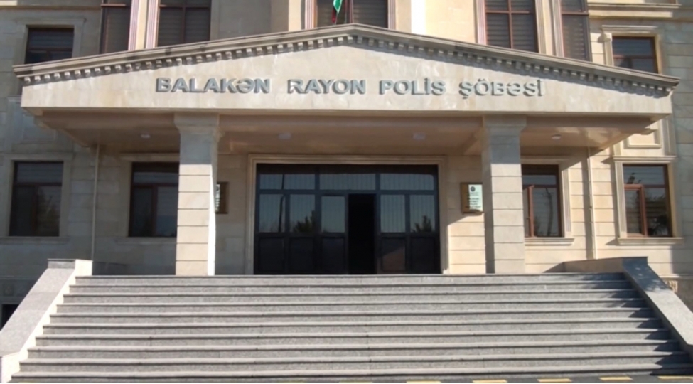 balakende-iki-avtomobil-toqqushub-suruculerden-biri-olub