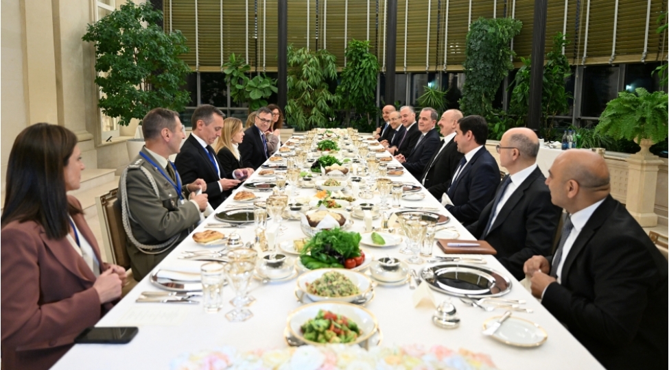 prezident-ilham-eliyevin-adindan-italiya-nazirler-shurasinin-sedrinin-sherefine-ishchi-sham-yemeyi-verilib