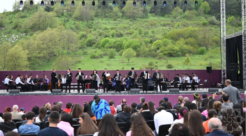 xaribulbul-festivali-davam-edir-cidir-duzunde-genc-istedadlar-sehnede