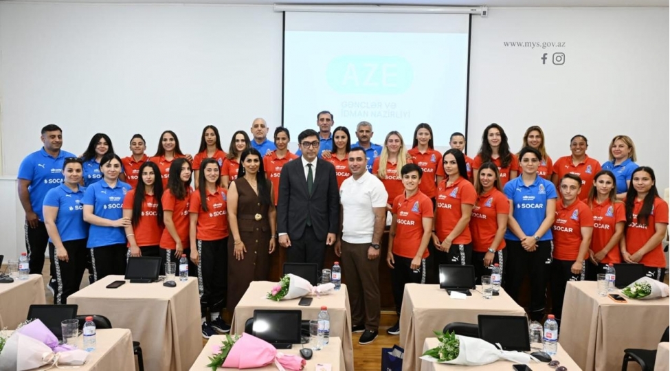 ferid-qayibov-azerbaycanin-qadin-futbolu-uzre-milli-komandasi-ile-gorushub
