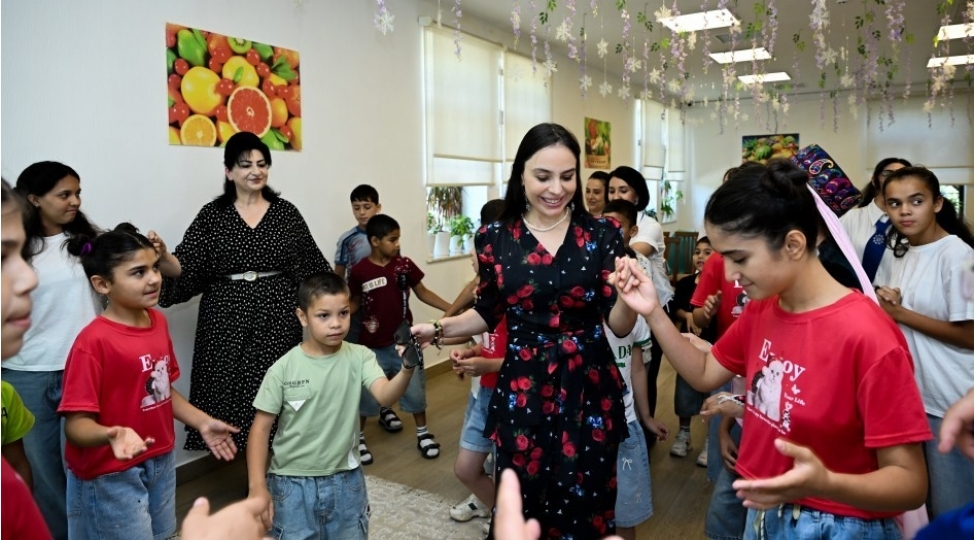 leyla-eliyeva-shekide-ushaq-evi-sosial-xidmet-muessisesinin-sakinleri-ile-gorushub