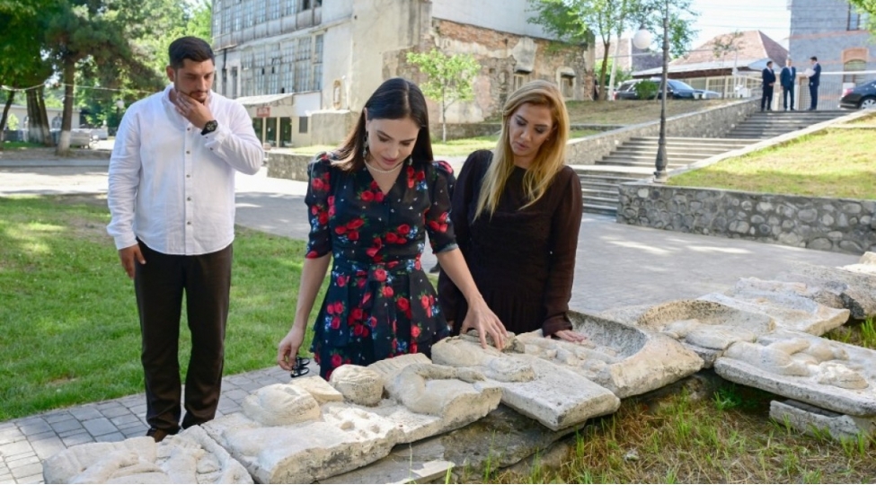 leyla-eliyeva-sheki-sheherindeki-mehemmed-fuzuli-adina-parkda-gorulen-ishlerle-tanish-olub
