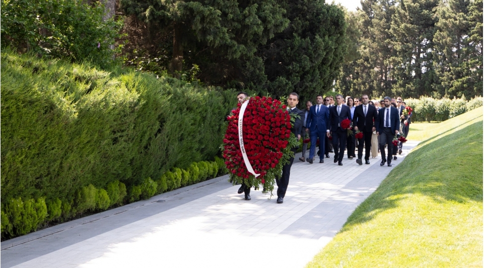 azergold-qsc-nin-fealiyyete-bashlamasinin-10-illiyi-munasibetile-fexri-xiyaban-ve-shehidler-xiyabani-ziyaret-olunub