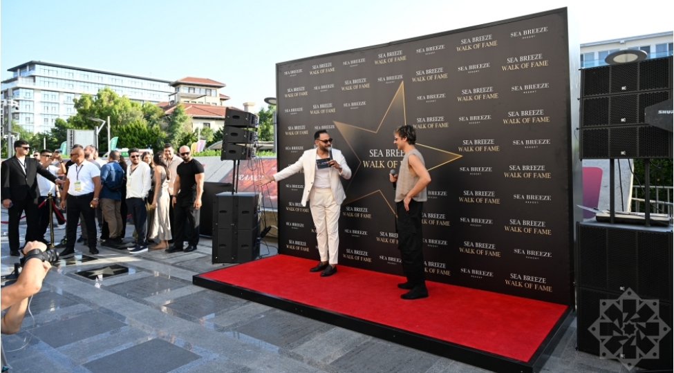 sea-breeze-walk-of-fame-shohret-xiyabaninda-edis-ve-emre-altugun-adina-olan-ulduzlarin-achilishi-olub