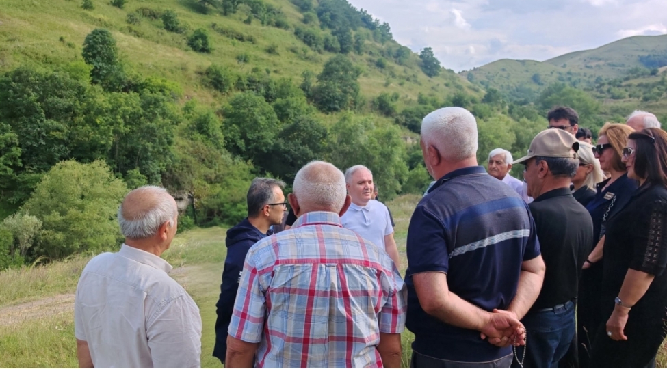 kelbecerde-vandalizme-meruz-qalmish-qebiristanliqlarin-veziyyeti-nezerden-kechirilib