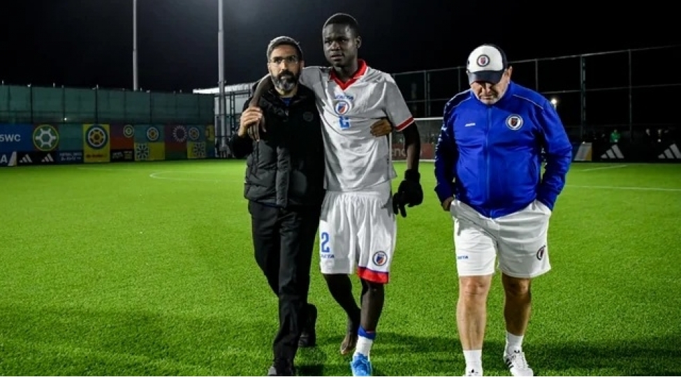 rovshen-necef-zedelenen-futbolchuya-komek-etdi-fotovideo