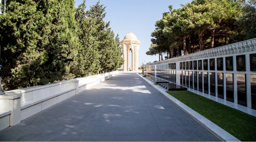 latviya-prezidenti-edqars-rinkevichs-fexri-xiyabanda-ulu-onder-heyder-eliyevin-mezarini-ziyaret-edib