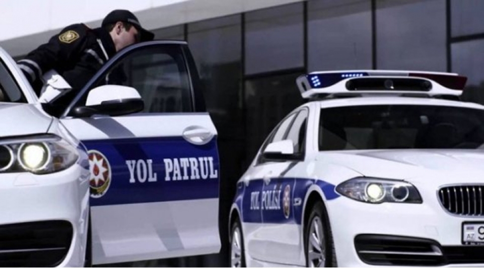 surucu-derdini-danishdi-yol-polisi-agladi