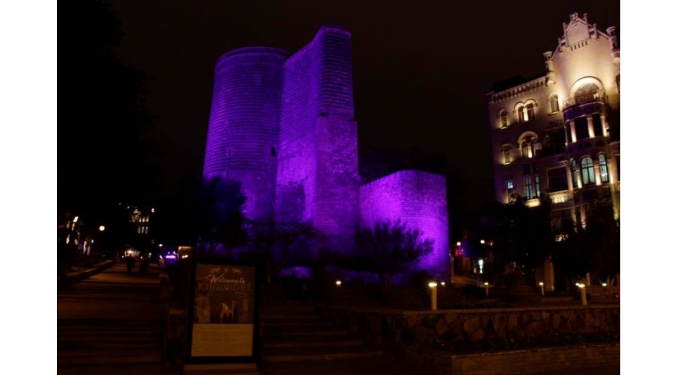 qiz-qalasi-benovsheyi-renge-boyanib