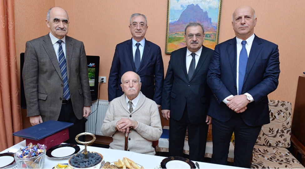 socar-rehberliyi-qocaman-neftchini-90-illik-yubileyi-munasibeti-ile-tebrik-edib