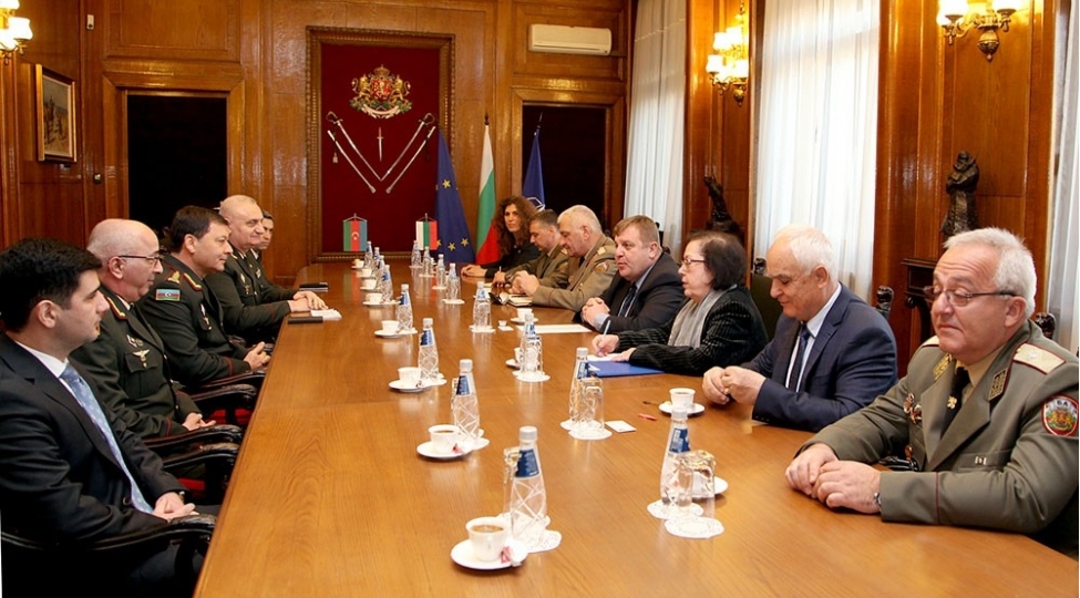 necmeddin-sadikov-bolqaristanin-mudafie-naziri-ile-gorushub