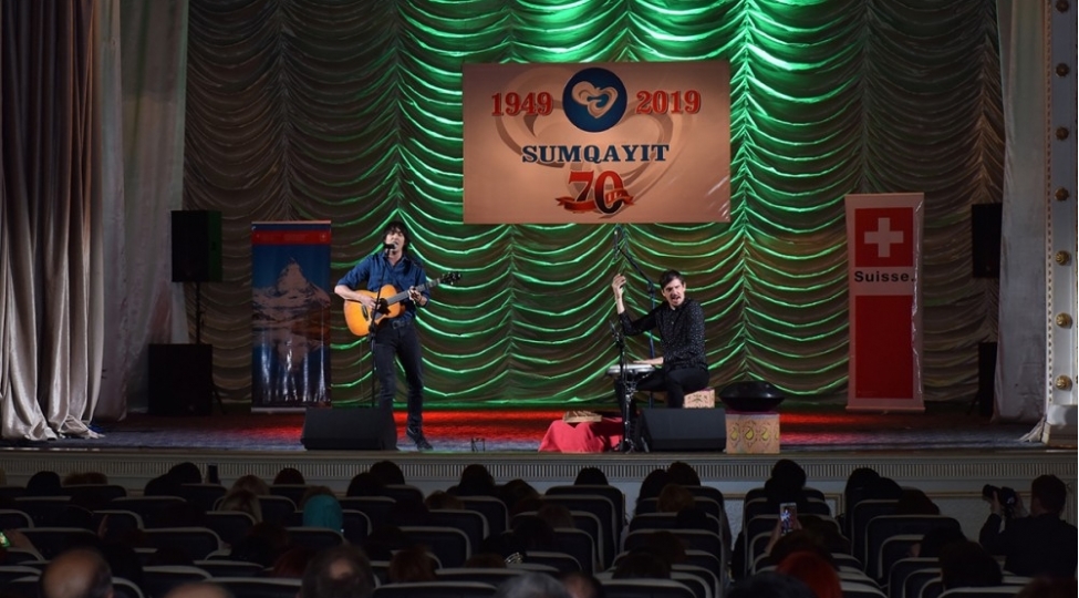 svechreli-duet-sumqayit-tamashachilarinin-qarshisinda-chixish-edib-foto