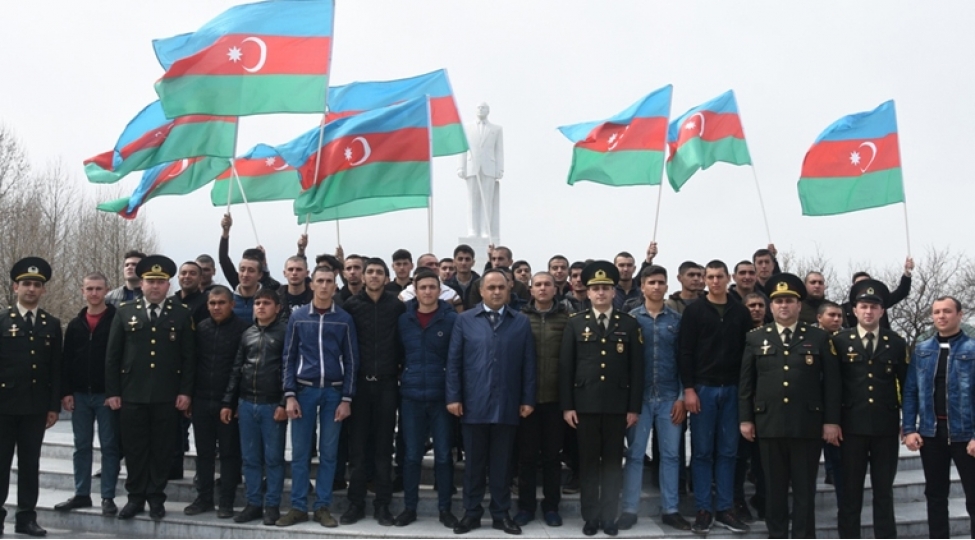 agstafali-gencler-herbi-xidmete-yola-salinib-foto