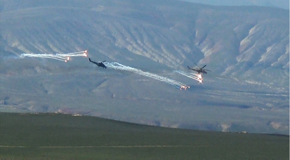 herbi-hava-quvveleri-helikopter-bolmelerinin-taktiki-uchush-meshqleri-kechirilib-vdeo-foto