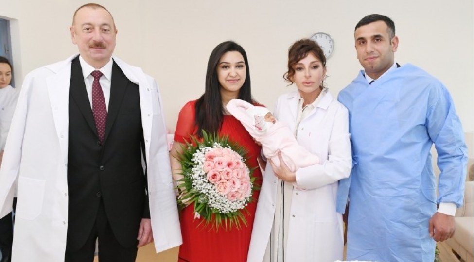prezident-ve-xanimi-10-milyonuncu-sakininin-valideynleri-ile-gorushub