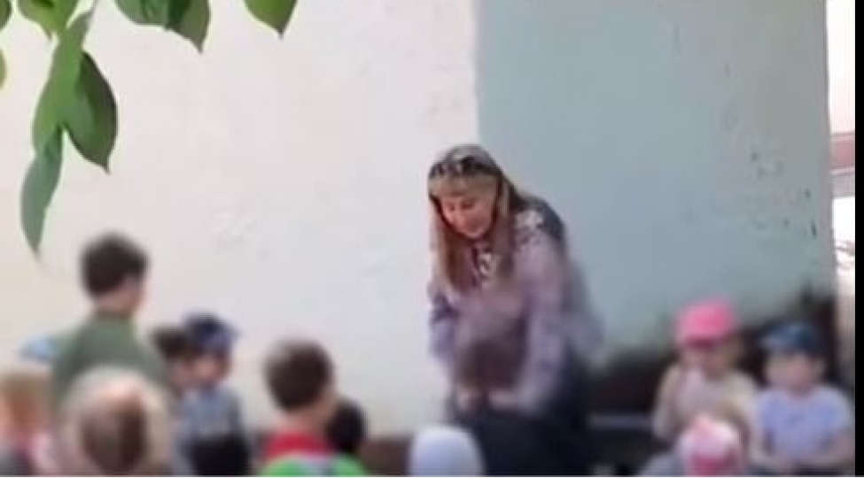 muellim-ushagi-diz-chokdurub-torpagi-opdurdu-video