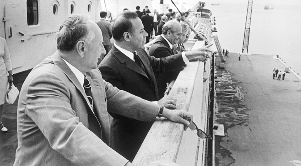 umummilli-lider-heyder-eliyev-ve-neft-dashlari