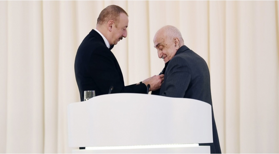 qocaman-neftchiye-heyder-eliyev-mukafati-foto