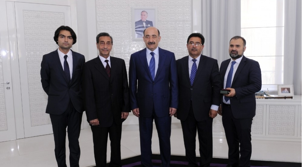 medeniyyet-ve-incesenet-xadimlerine-mukafatlar-teqdim-olunub