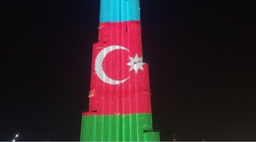 dunyanin-en-hundur-binasinda-azerbaycan-bayragi