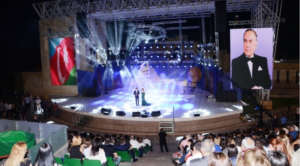 milli-qurtulush-gunu-munasibetile-yashil-teatrda-konsert-olub