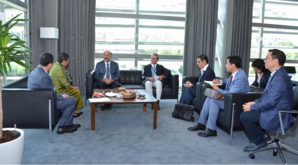 ebulfes-qarayev-kambocali-hemkarini-qebul-edib