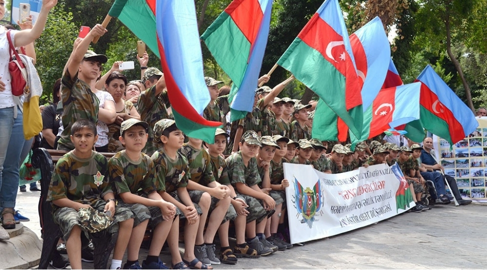 genc-heyderchiler-yay-istirahet-dushergesine-yola-salinib-video