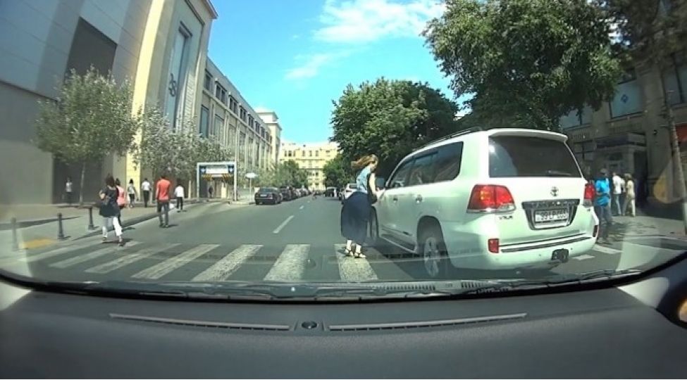 piyada-kechidinde-qadini-vuran-surucu-cerimelenmedi-video