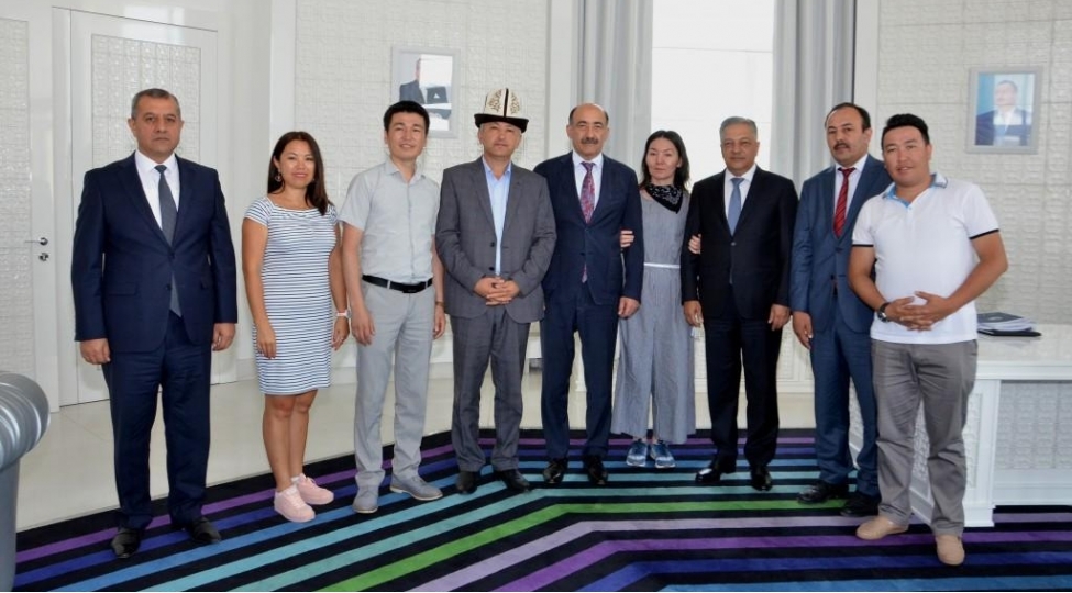 ebulfes-qarayev-qirgizistan-numayende-heyeti-ile-gorushub