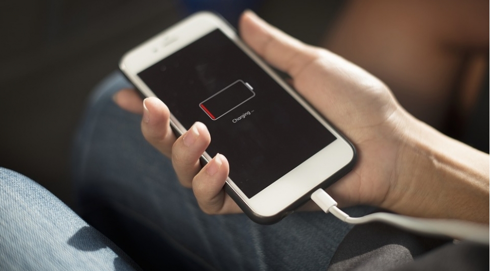 achiq-hava-gezintisinde-telefonu-unudun