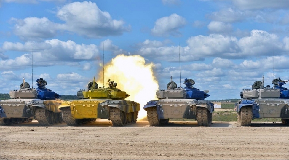 tank-biatlonunda-ishtirak-eden-azerbaycan-tankchilari-doyush-mashinlarinin-texniki-veziyyetini-yoxlayib