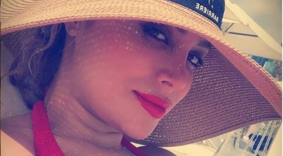 nigar-camal-sherab-ichdi-bikinide-poza-verdi-ve-video