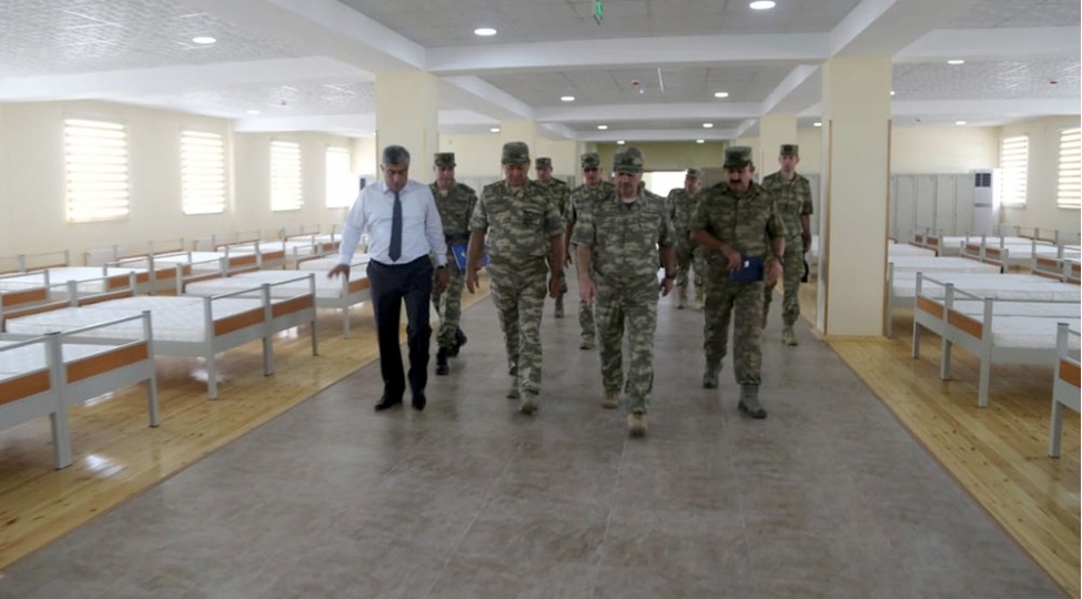 mudafie-naziri-cebheboyu-zonada-tikintisi-davam-eden-bir-neche-herbi-hissede-olub-video