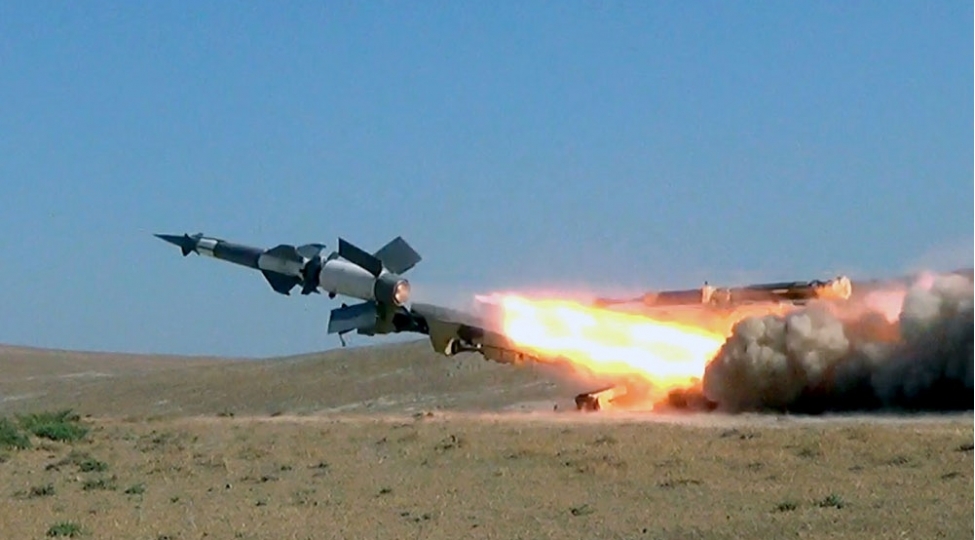 zenit-raket-qoshunlarinda-doyush-atishli-telimler-kechirilib-video