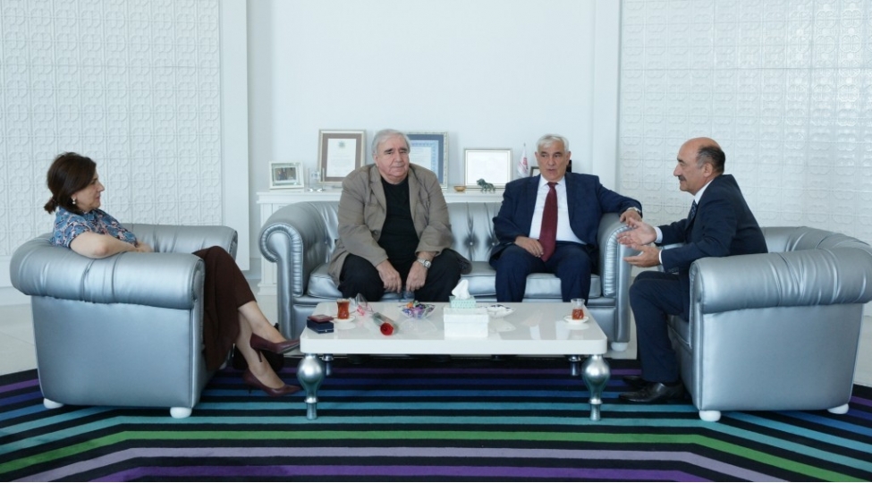 ramiz-rovshene-xalq-shairi-kamal-abdullaya-xalq-yazichisi-fexri-adlari-teqdim-olunub