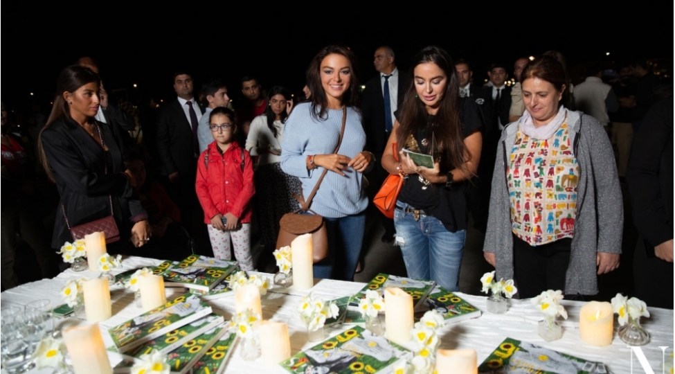 make-the-earth-smile-resaykling-sergisinin-resmi-achilishi-olub-foto