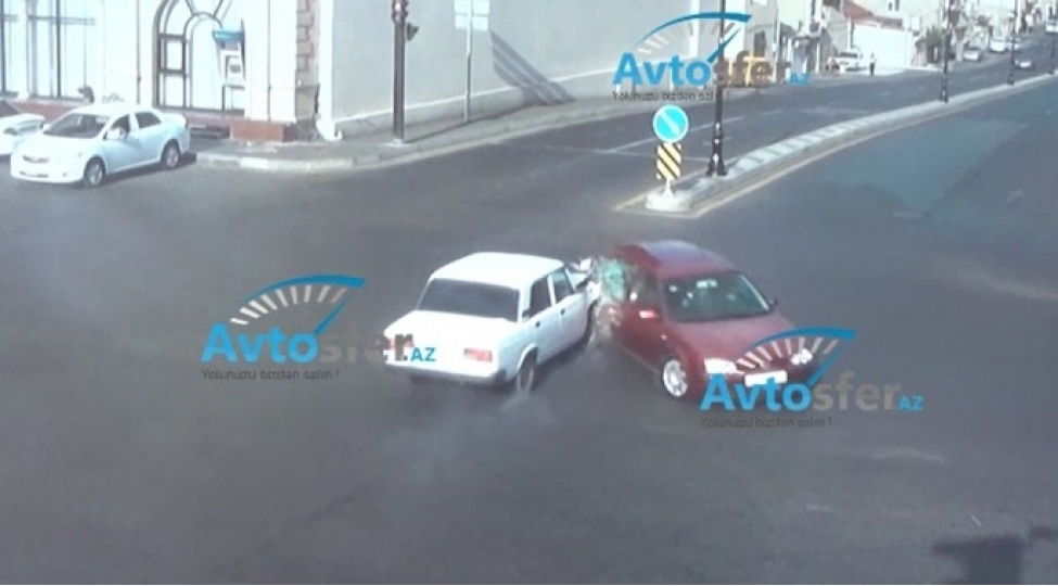 bakida-suruculer-bir-birinin-uzune-baxib-qeza-toredir-real-video