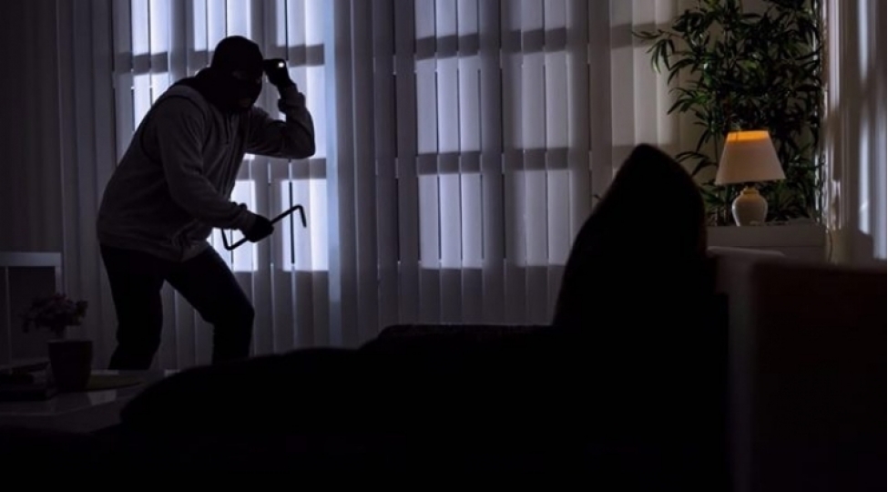 bakida-qapisi-achiq-menzilden-18-500-manat-ogurlanib-video