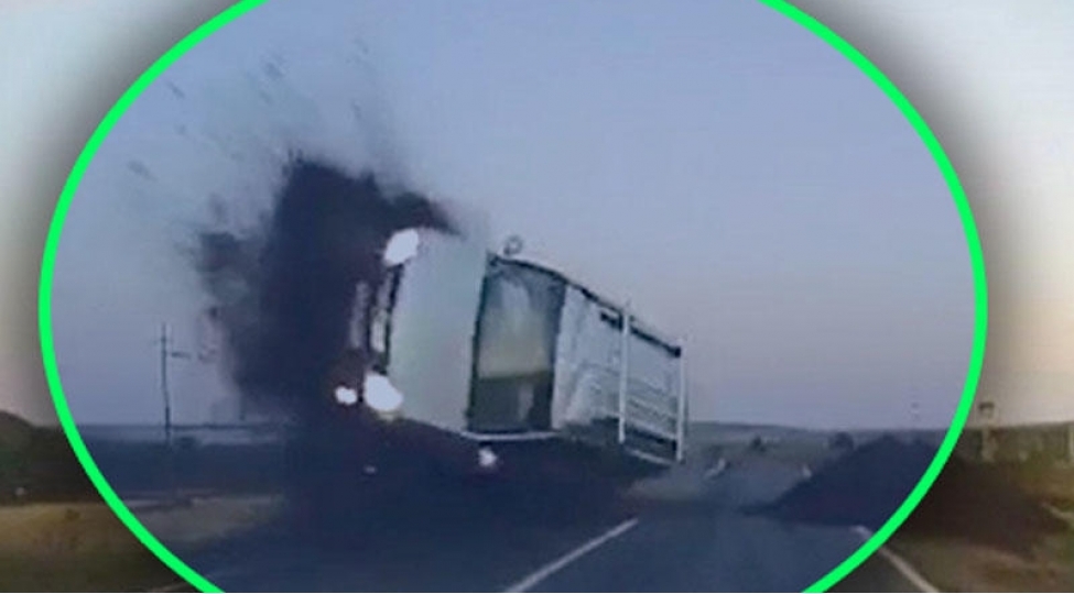 diqqetsiz-surucu-avtomobili-ile-havada-uchdu-video