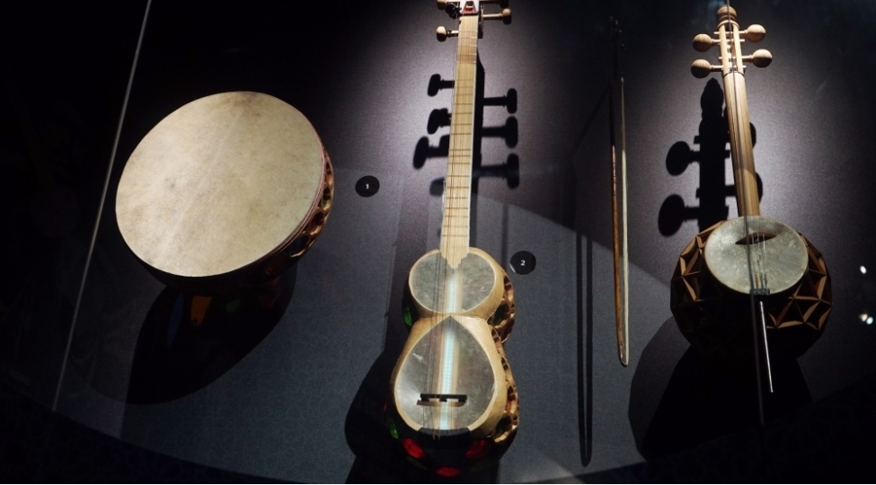 heyder-eliyev-merkezinde-dunya-xalqlarina-mexsus-unikal-musiqi-aletlerinin-sergisi-achilib