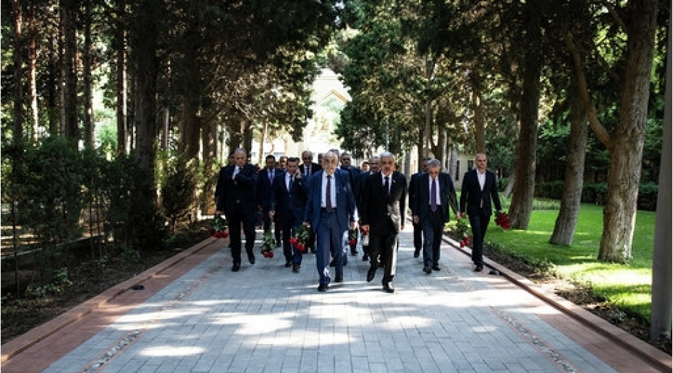 socar-in-kollektivi-heyder-eliyevin-mezarini-ziyaret-etdiler-foto