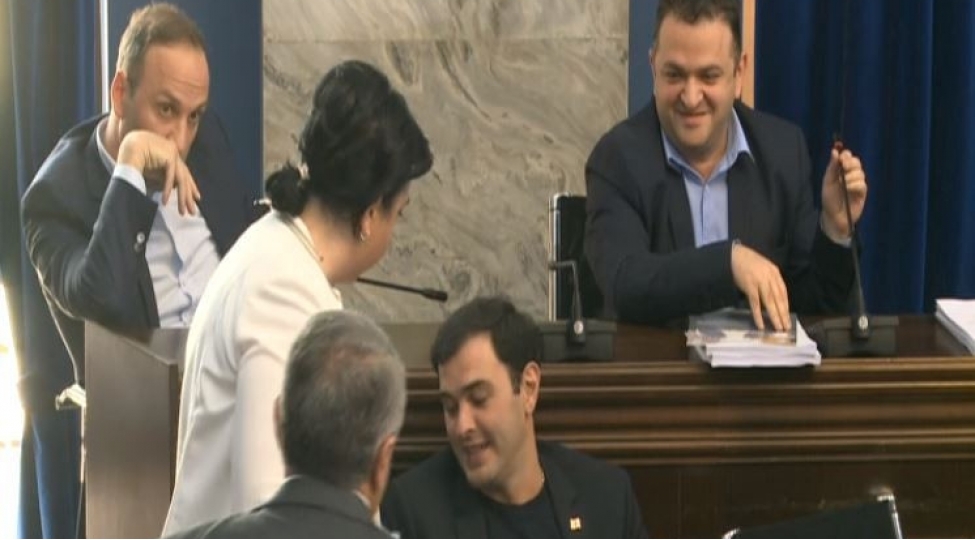 gurcustan-parlamentinde-deputatlar-arasinda-dava-olub-video