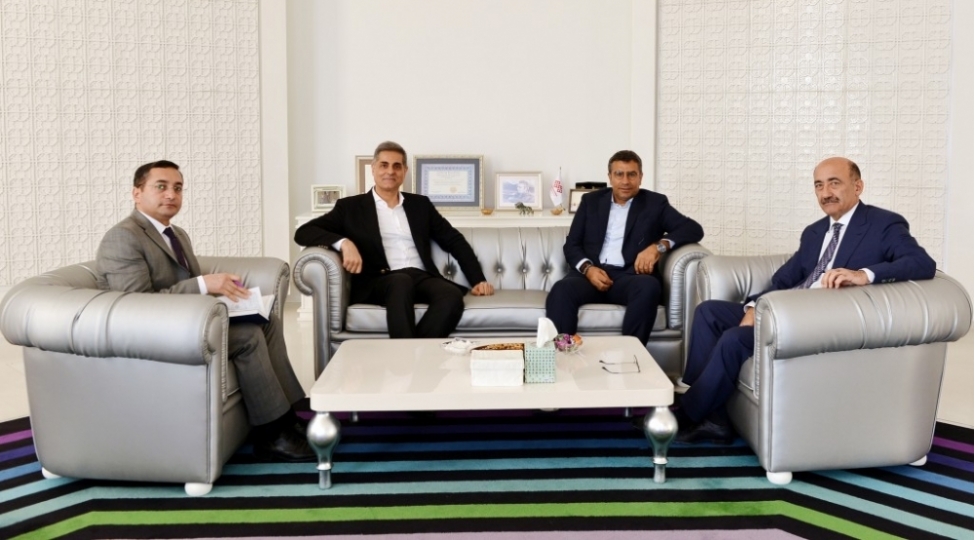 medeniyyet-naziri-turkiyeli-taninmish-ressamla-gorushub