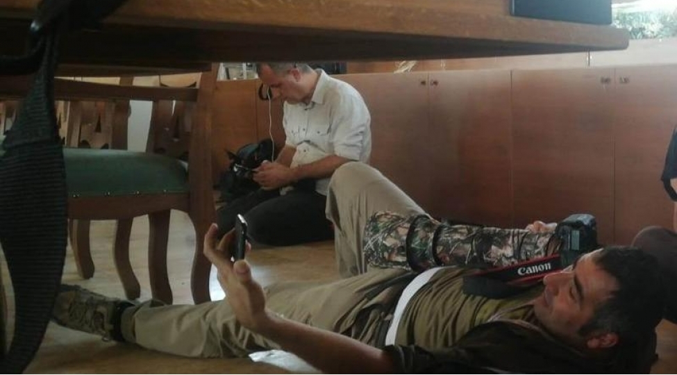 turkiyede-jurnalistlere-snayperli-hucum-yaralilar-var-anbaan-video